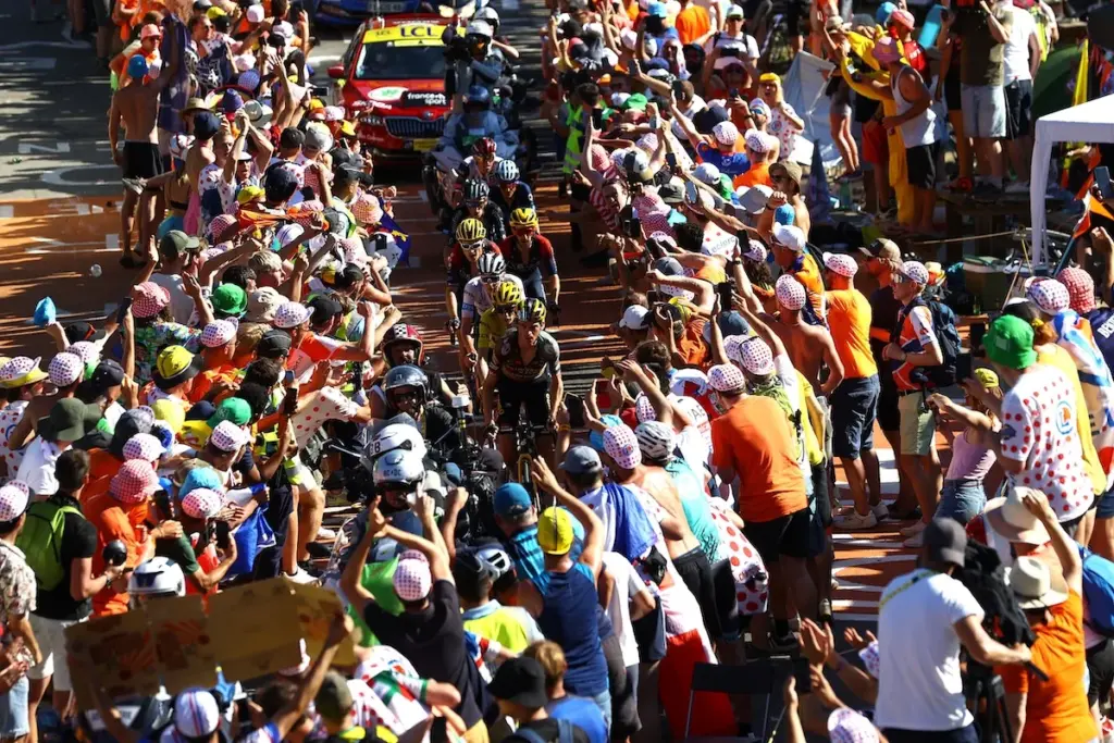 Pogacar vince sull'Alpe d'Huez nella diciannovesima tappa del Tour de France: battuto il record di Pantani - Corriere della Sera