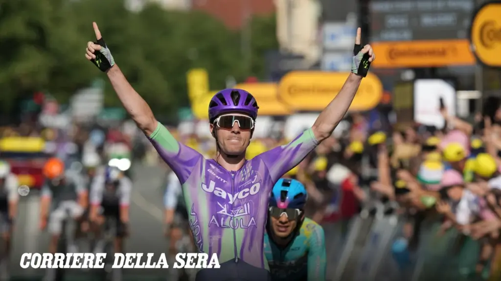 Tour de France. Sprint per Mauro Schmid: vince la 13esima tappa. Pogacar ancora in maglia gialla