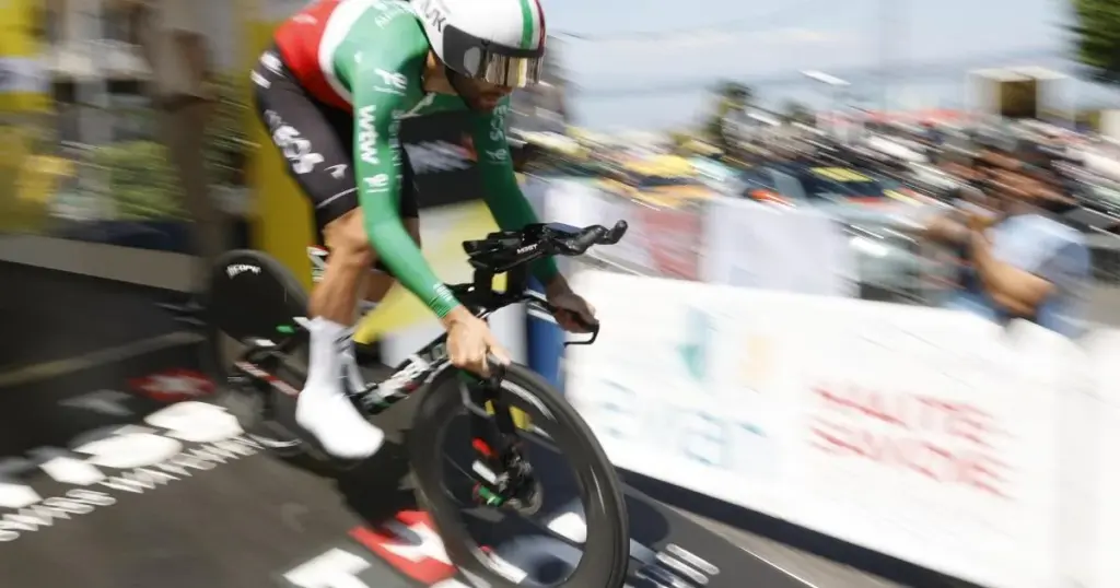 Evenepoel vince la cronometro nella sedicesima tappa del Tour de France: Pogacar secondo e ancora in maglia gialla - Corriere della Sera