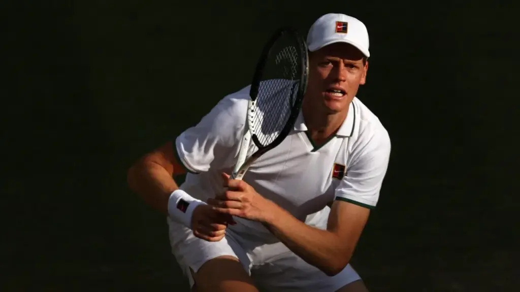 Sinner travolge Djokovic con un triplo 6-4 ed è in finale a Wimbledon. Giocherà contro Zverev - la Repubblica