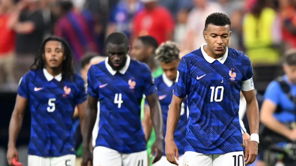 Francia a pezzi, Deschamps: "Colpa nostra, siamo devastati. Ma l'arbitro..." - La Gazzetta dello Sport